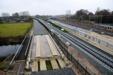 825553 Gezicht op de sporen ter hoogte van Lunetten aansluiting te Utrecht, vanaf het viaduct in de Waterlinieweg, uit ...